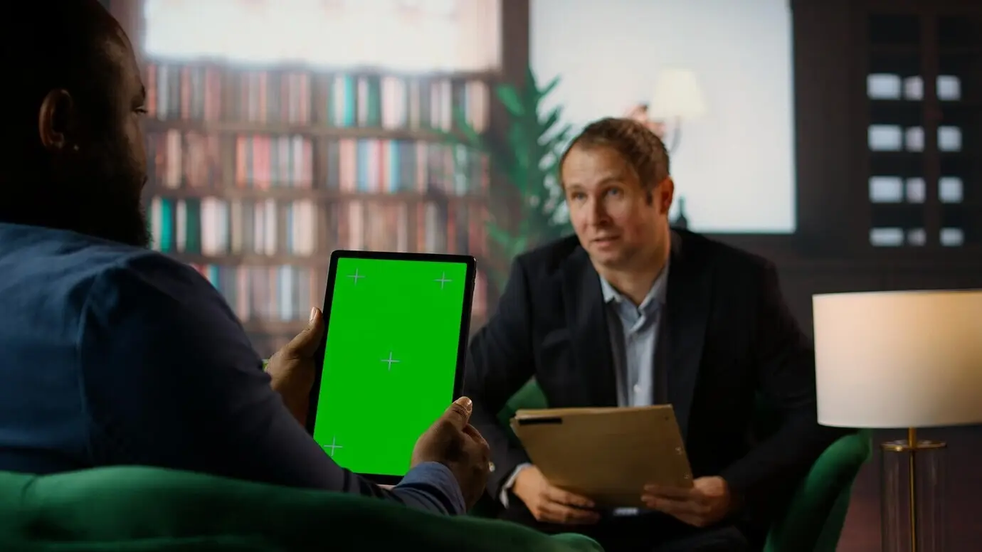 Секретные агенты разных национальностей ведут обсуждение рядом с изолированным макетом на дисплее.